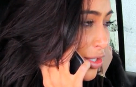 Кардашианы гэр бүлээрээ сууж явсан машин замын хажууруу оржээ