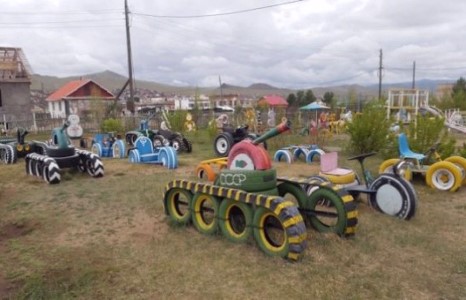Хаягдал дугуйгаар хүүхдийн цэцэрлэгийн гаднах талбайг тоглоомжуулжээ
