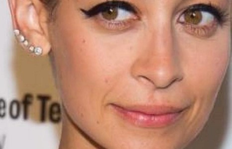 Николь Ричи тэнэг шивээс хийлгэсэндээ харамсаж явдаг