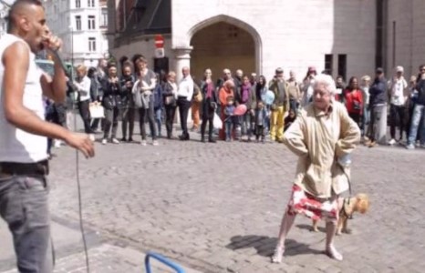 Бүжигчин эмээ 