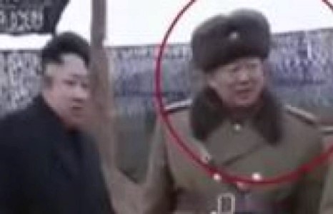Умард Солонгос Батлан хамгаалахын сайдаа цаазалсан бичлэг