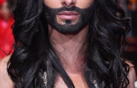 Сахалтай бүсгүй бахархлын парадад дуулав