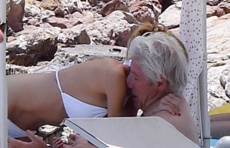 Ричард Гир ба залуухан бүсгүй халуухан амралт