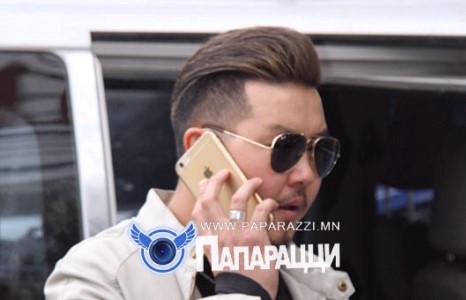 Жүжигчин Баяраа хүүхдүүдээ өөрөө өсгөдөг