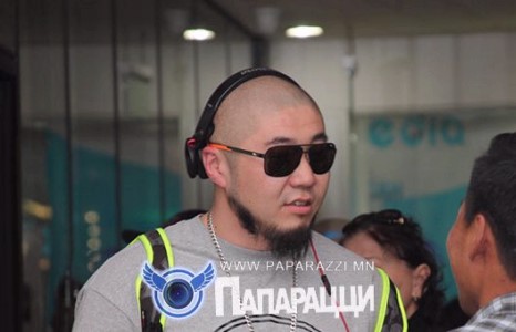 Реппер Жээ-д сахал зохиж байна уу