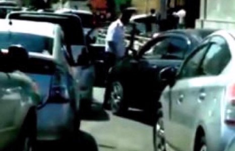 Эмэгтэйг зодсон цагдааг ажлаас нь халж, цолыг нь хураалаа