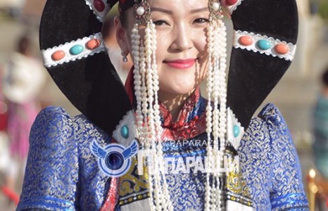 Дээлээр гангарсан Монгол наадам