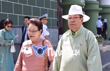 Ижийтэйгээ хамт нааднаа