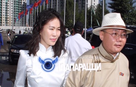 Хөтлөгч Одгэрэлтэй нэр холбогдсон Г.Баярсайхан гишүүний гэргий ийм үзэсгэлэнтэй...