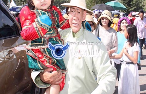 Жүжигчин МУГЖ  Б.Ариунболд гэр бүлийн хамтаар