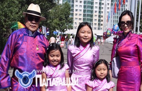 Жүжигчин МУГЖ Л.Баттулга буюу Аглуугийн гэр бүл