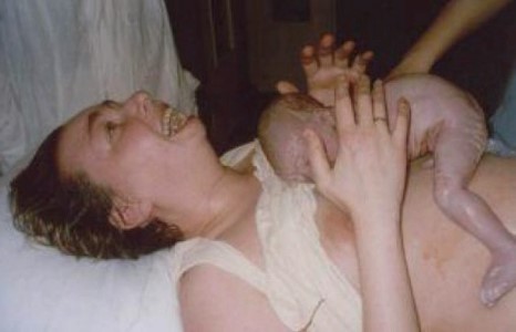 Хүүхдээ цахилгаан шатанд, бүр модон дээр төрүүлсэн ээж ч байна