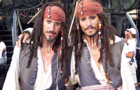 Алдартай жүжигчид орлон тоглогчийнхоо хамт