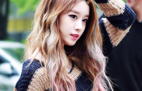 “Т-Аra” хамтлагийн Jiyeon 13 насаар ах жүжигчинтэй болзож байгаагаа зарлав