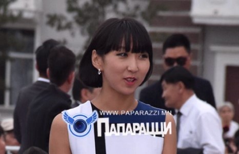 Зохимжгүй хувцаслалтаараа алдартай хөтлөгч Хулан
