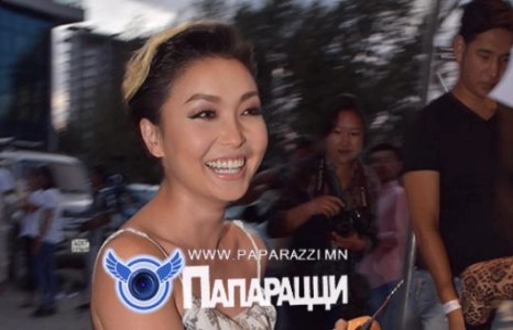 Дуучин Хишгээ онцгойрч байна