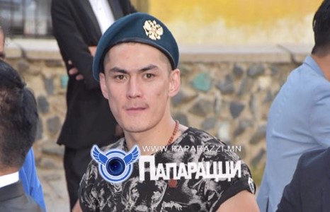 Дуучин Анхмаагийн уучлалыг хүлээж буй Бэки