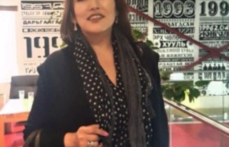 Дуучин Б.Сарантуяагийн будаггүй & бикинитэй төрх