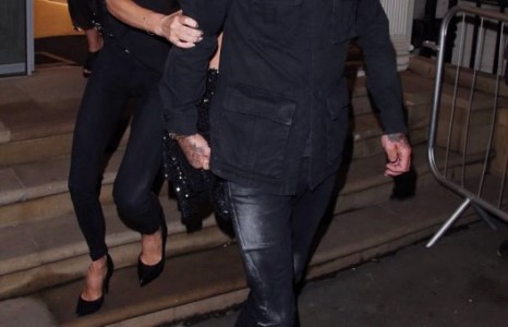 Викториа Бекхэмийг өмдөндөө бие зассан гэж хардав 