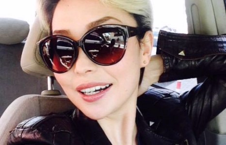 Амрагийн явдалдаа хэт автсан Агий хамтлагаасаа хөөгдөж Хишигээ орыг нь залгах уу