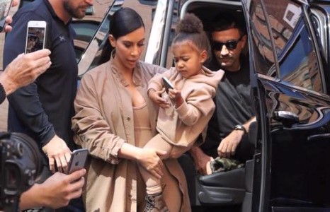  Kim Kardashian охинтойгоо загварын шоунд зочлов