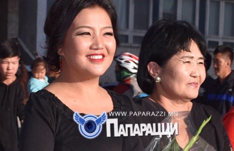 Г.Чулуунцэцэгийн хар сарнайн гоёл   