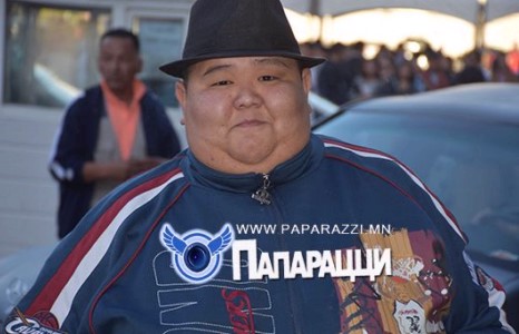 Ноён Бондгорыг фенүүд нь хүлээсээр л