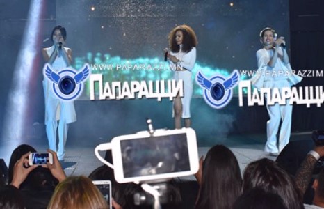 “Киви”-гийнхэн тайзнаа клипнийхээ хувцсаар гангарлаа