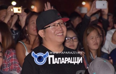 Таван хүүхэдтэй залуухан аав Эрка