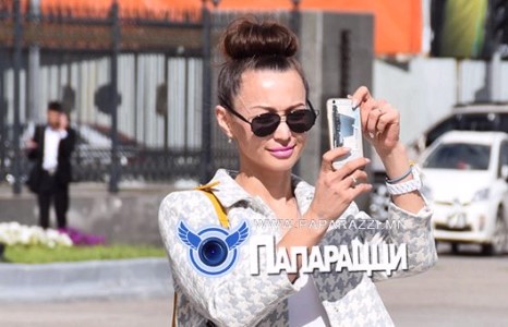  Катя Зол Чингисийн талбайд сэлфидэв