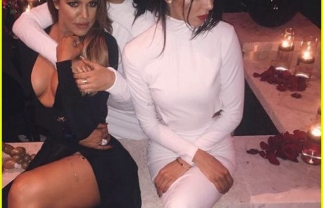 Ким Кардашяны эгч дүүсийн өгзөгний бүжиг  