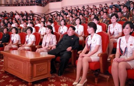 Ким Чен Ун охидын хамтлагтай хамт баяраа тэмдэглэжээ