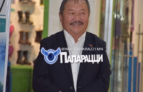 Хөтлөгч Ёолк дахин тайзнаа