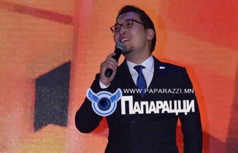 Топ моделийн дуучин нөхөр