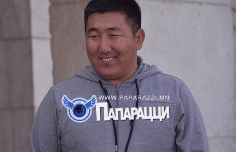 Морины Хосбаяр, морьдоо магтан дуулсаар...