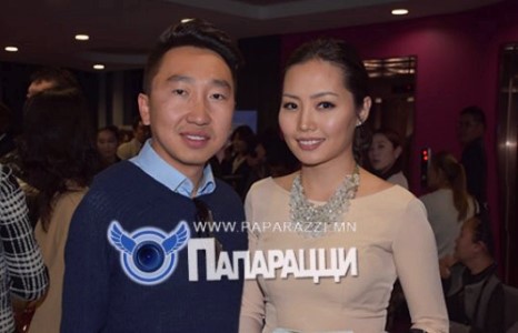 Дуучин Хонгор гэргийн хамт олны өмнө гарлаа