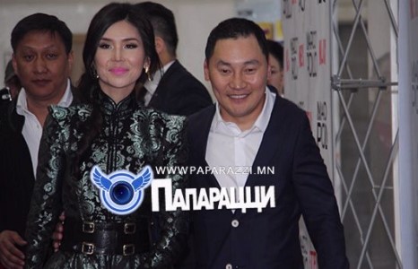 “Холливуд” Амараа үзэсгэлэнт гэргийн хамт