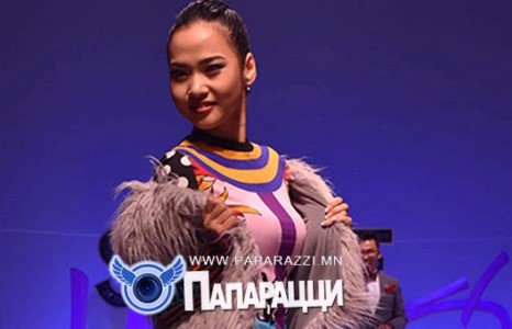 Жүжигчин О.Дөлгөөн тайзнаа хөтлөгч залууг алгадав