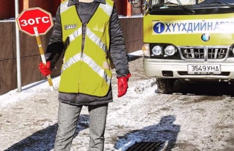 Хөтлөгч Ууганаа “үүргээ” биелүүлж явна