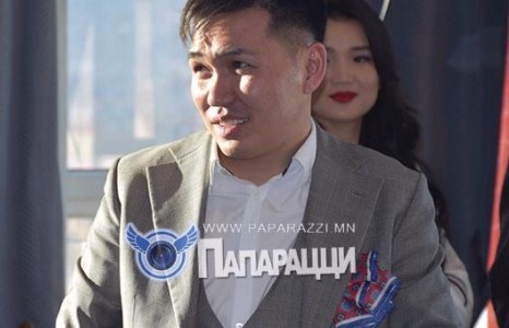 Анхаа ганцаараа үлджээ