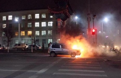 Хятад элчингийн урд зам дээр машин шатжээ /бичлэг/