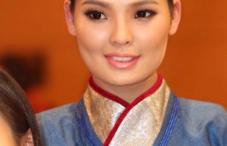 Гэрэлээ загварын тайзнаа эргэн ирлээ