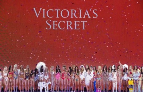 Selena Gomez “Victoria’s Secret”-ын тайзнаа дууллаа