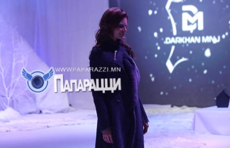 Германы модель Ариунаа Сүригийн загваруудыги ихэд таашаажээ