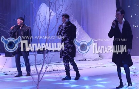 Загварын залуус тайзнаа хамтлагаараа гарч ирэв