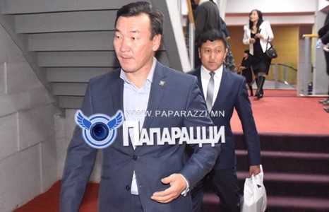 Улс төрөөс сонгодог урлаг руу хошуурав