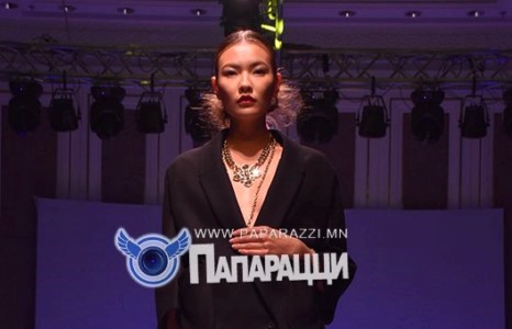 Загварын тайзны адтай Оюука