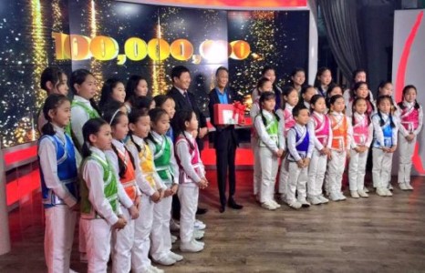  “Эгшиглэнт чимээ”  хамтлагийнхан 100  сая төгрөгөө гардан авлаа 