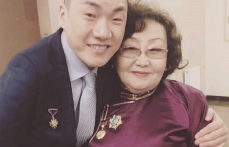 Дуучин Д.Болд нулимс унагав