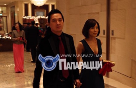 Эба гэргийтэйгээ хар өнгөөр хосолжээ